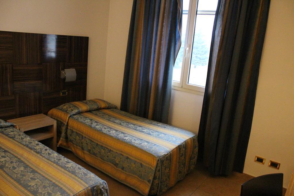 Hotel Riverside Modena Kültér fotó
